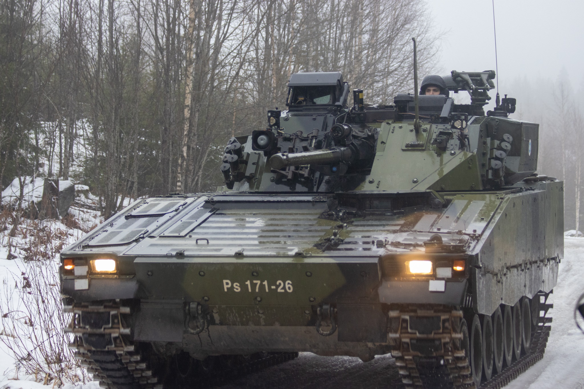 Rynnäkköpanssarivaunu CV9030 Karjalan prikaatista lumisessa Joutsenon maastossa.