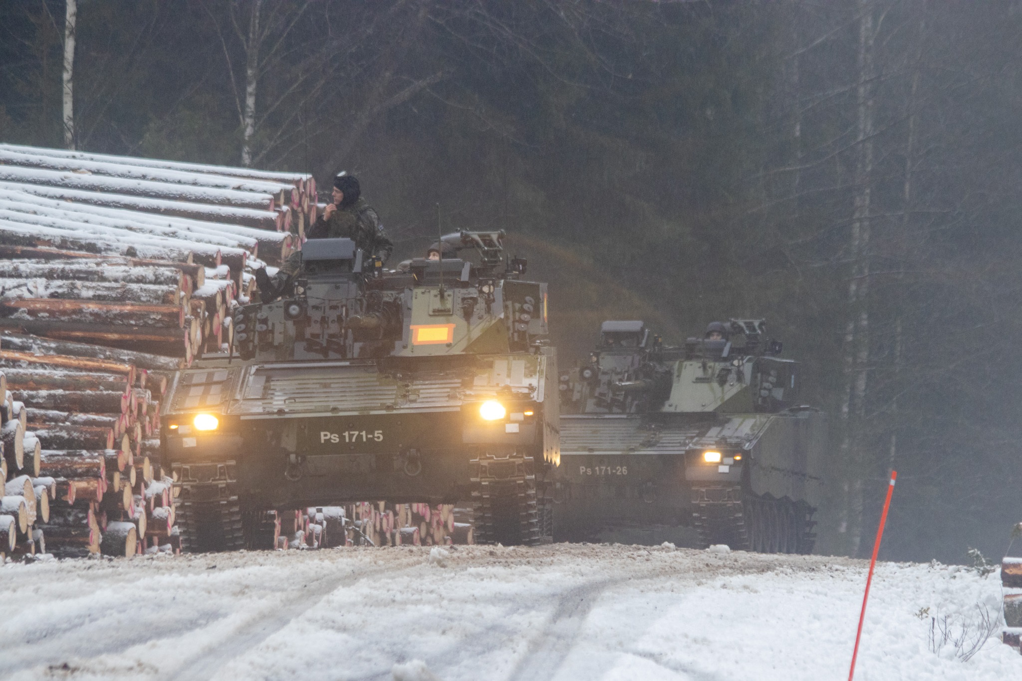 Rynnäkköpanssarivaunuja CV9030 (kaksi peräkkäin) tiellä.