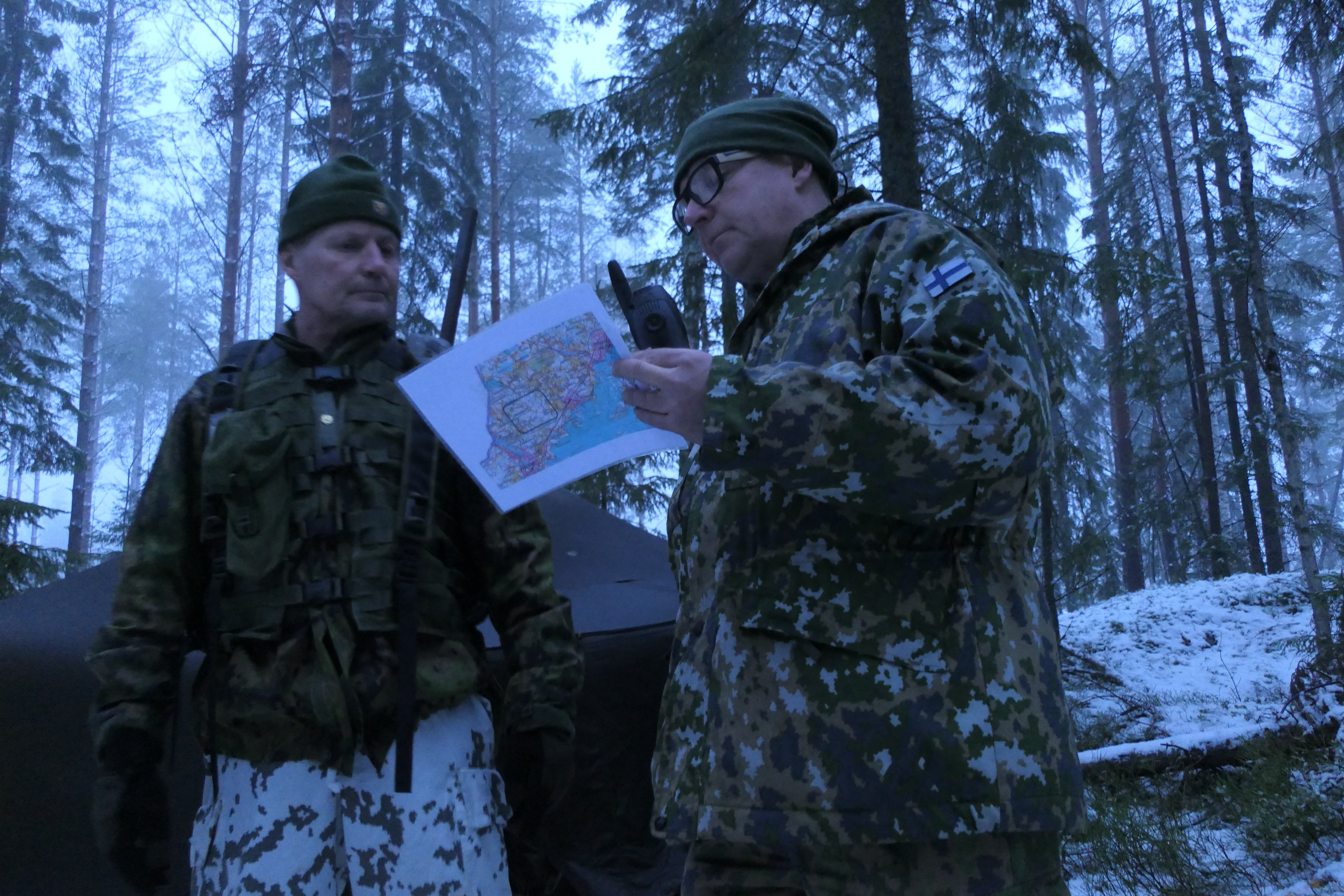 Ari Jussila ja Pekka Rytkölä tutkivat karttaa maastossa.