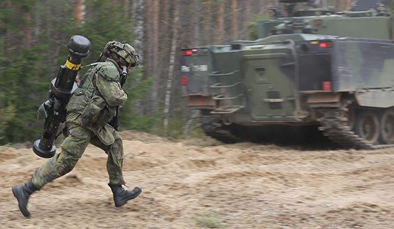 Sotilas juoksee kohti panssarivaunua
