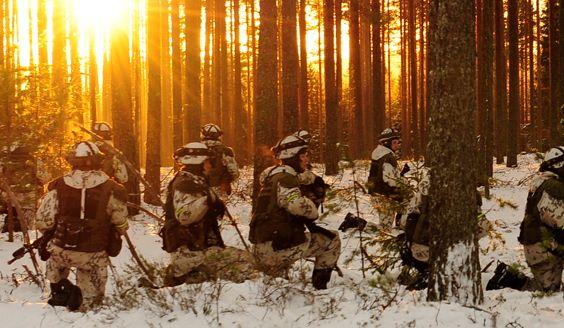 Sotilaita harjoituksessa talvella