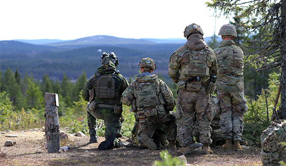 Amerikkalainen tulenjohtue johtaa tulta tykistön ampumaharjoituksessa.