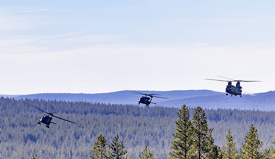 Amerikkalaiset helikopterit maahanlaskutehtävällä.