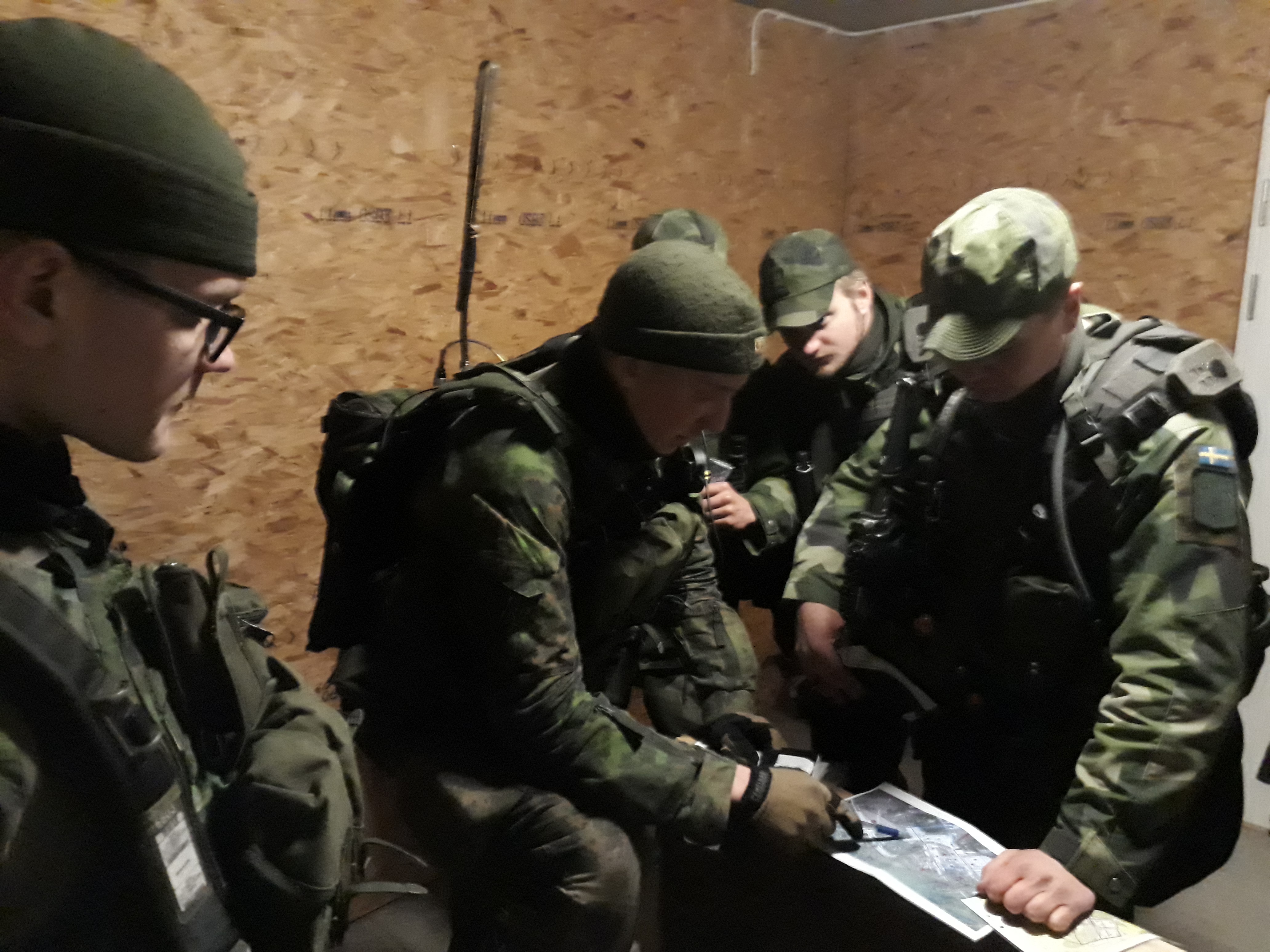 Suomalaiset ja ruotsalaiset sotilaat katsovat yhdessä karttaa.