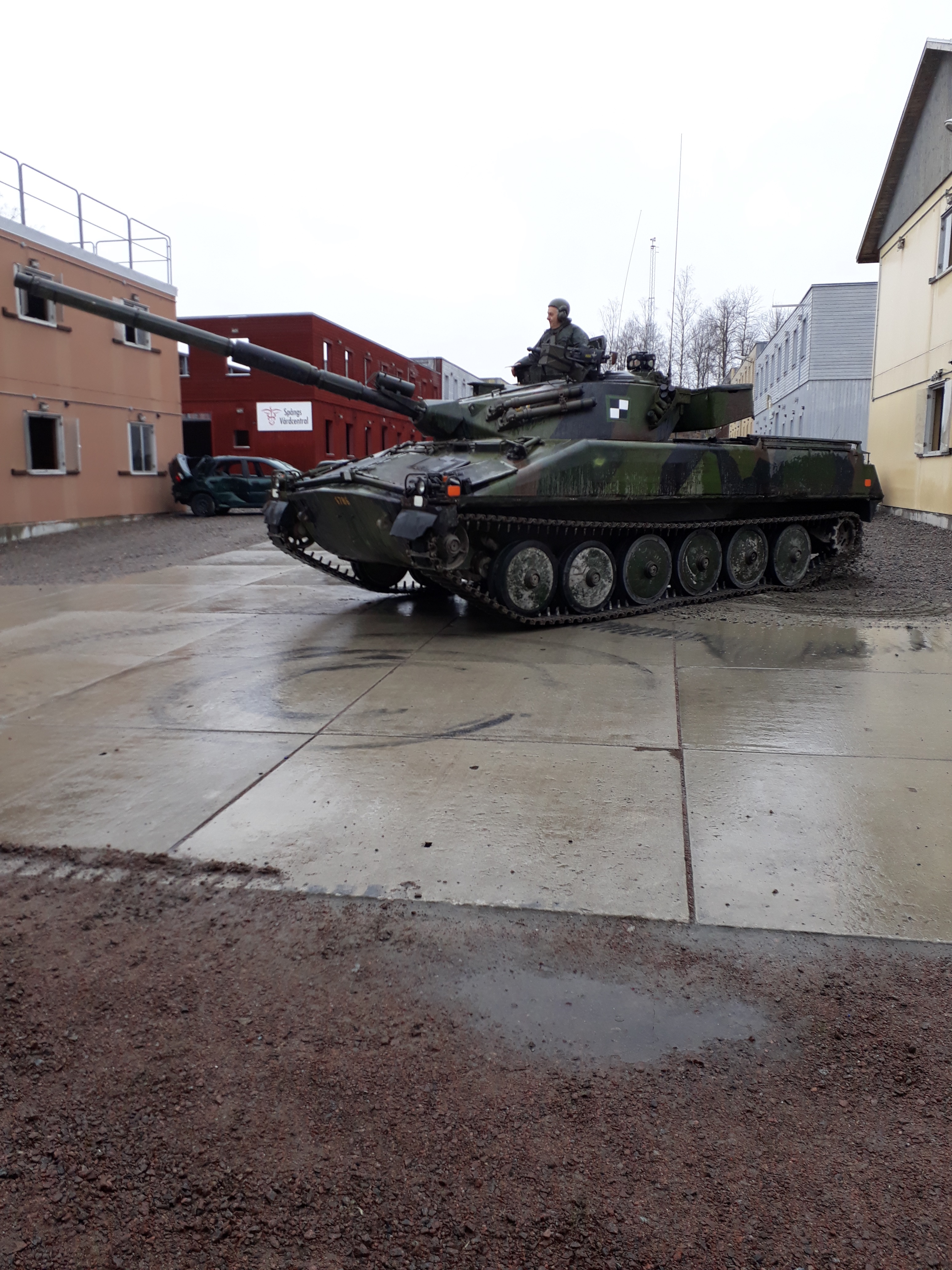 Panssarivaunu rakennetun alueen taisteluharjoituksessa Ruotsin Kvarnissa.