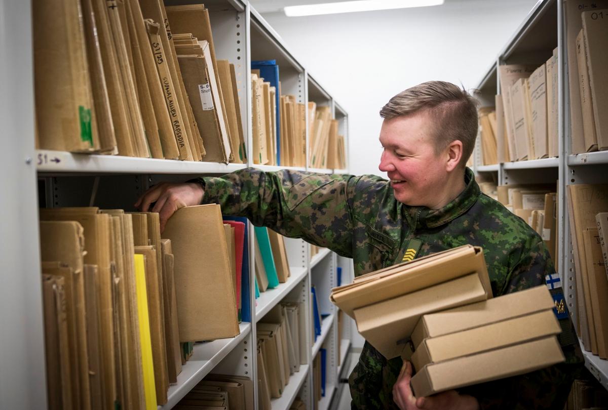 Nuotistonhoitaja Santeri Huttu Rakuunasoittokunnasta arkistossa.