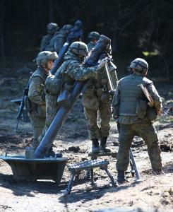 Sotilaat harjoittelemassa kranaatinheittimen käyttöä
