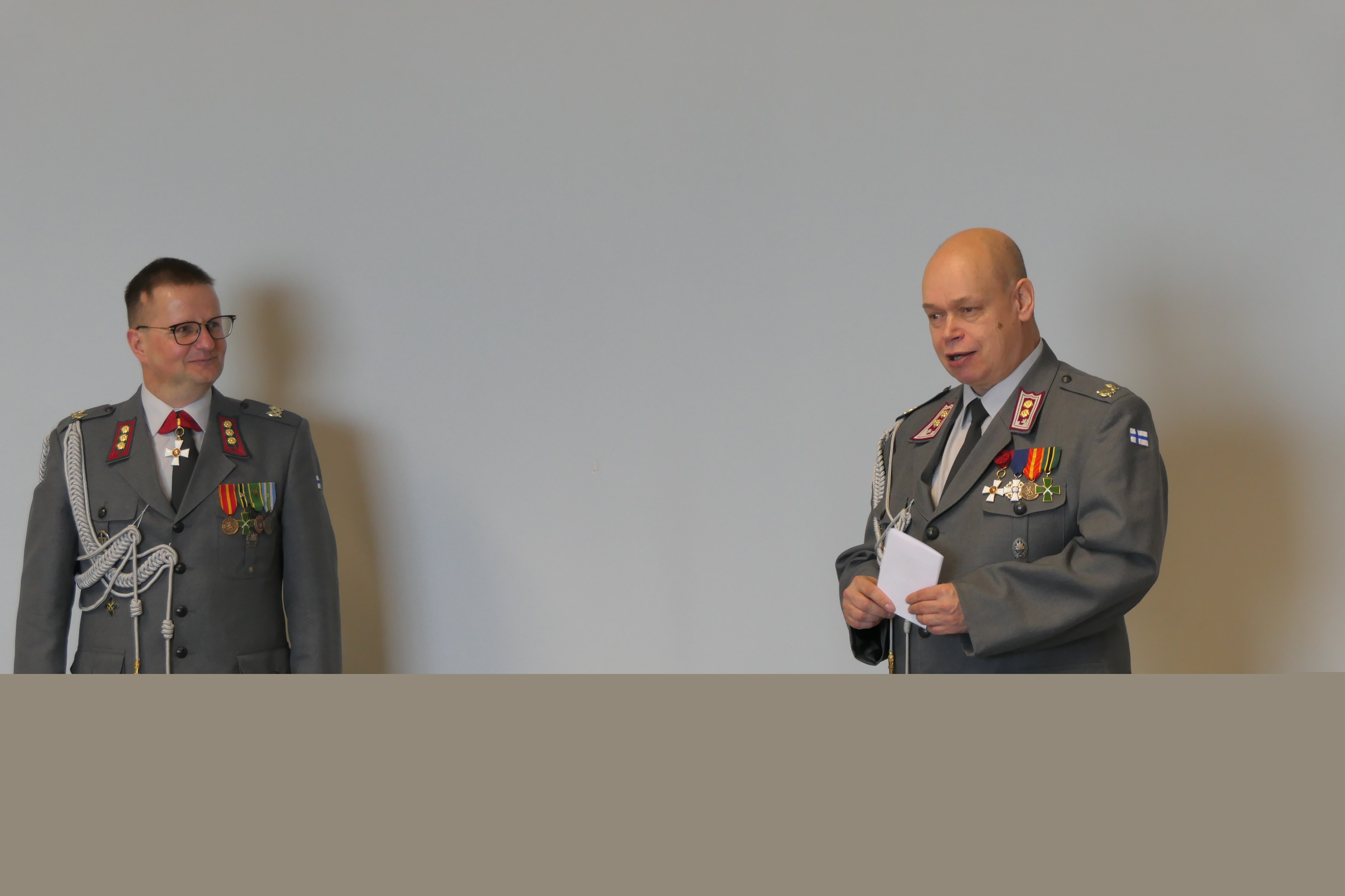 Eversti Pietiläinen ja everstiluutnantti Antti Pajari seisovat vierekkäin.