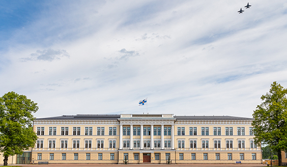 RUK:n päärakennus, jonka yllä taivaalla kaksi Hornetia