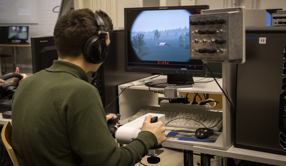 Sotilas harjoittelee simulaattorilla tietokoneluokassa