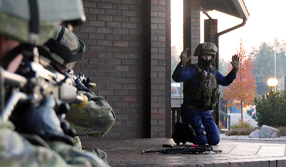 Sotilaspoliisit osoittavat harjoitustilanteessa vaarallista henkilöä aseella.