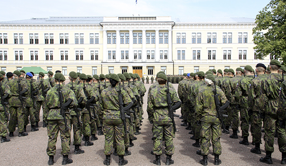 Reserviupseerikoulu, jonka edessä oppilaita