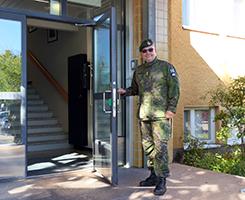 RUK-johtaja Helminen avaa esikuntarakennuksen oven Haminassa.