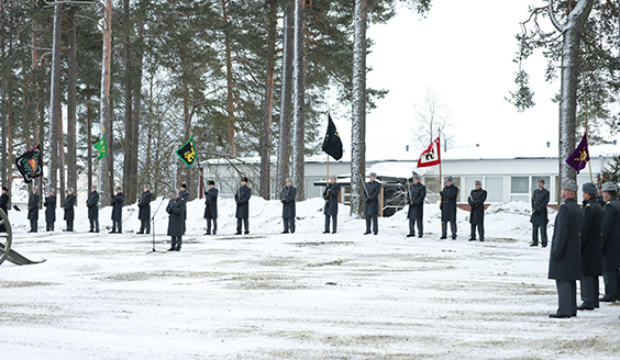 Reserviupseerikoulun, Jalkaväkikoulun, Panssarikoulun, Pioneerikoulun, Tykistökoulun ja Viestikoulun liput olivat mukana vaihtokatselmuksessa.