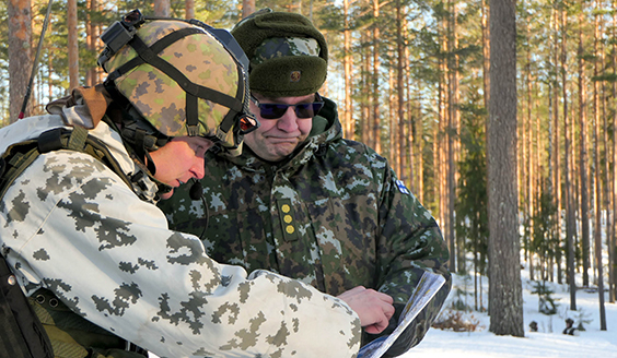 kaksi sotilasta talvisessa metsässä