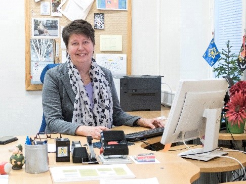Sosiaalikurattori Sari Haapaniemi työpöydän ääressä