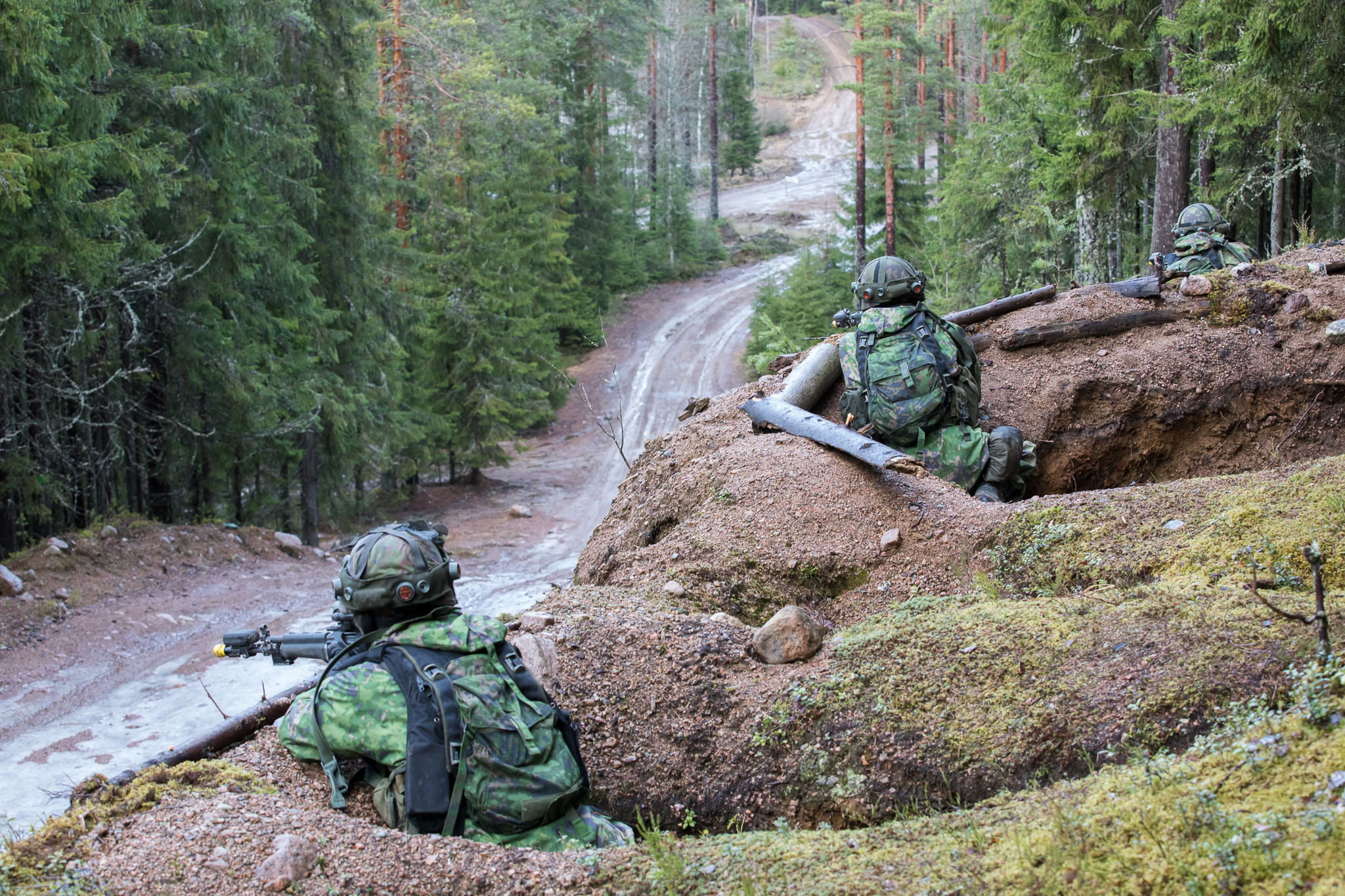 Pioneerejaaseistettuna valvomassa tietä tien viereen rakennetuissa tuliasemissa.