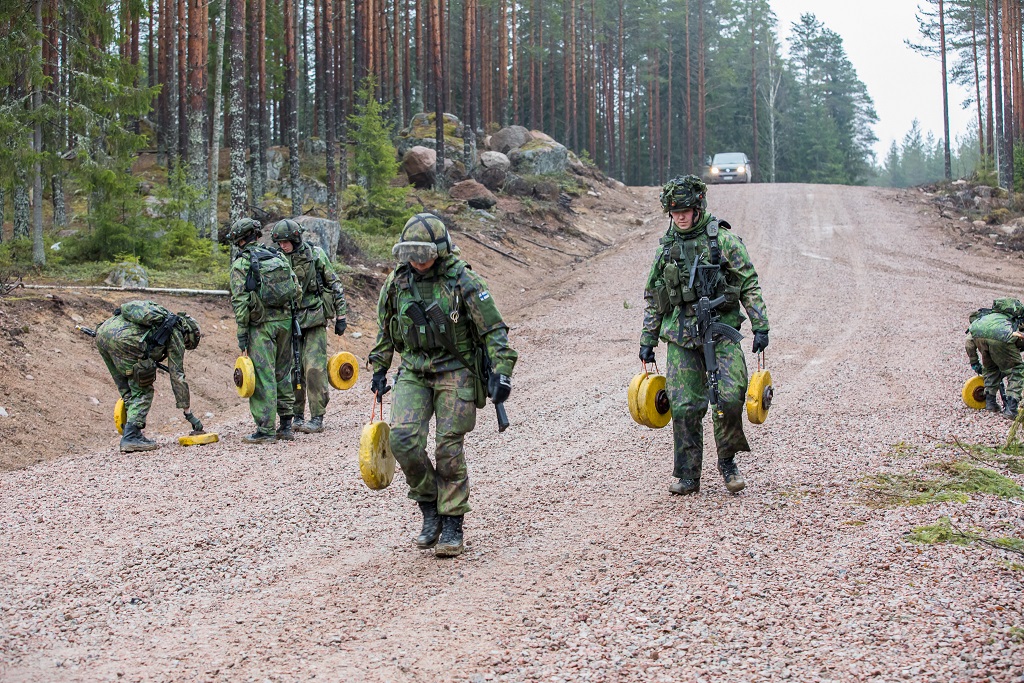 Pioneerikadetteja ja muita joukkoja harjoituksessa.