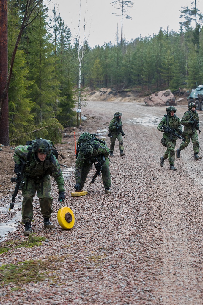 Pioneerikadetteja tiellä maastoharjoituksessa.