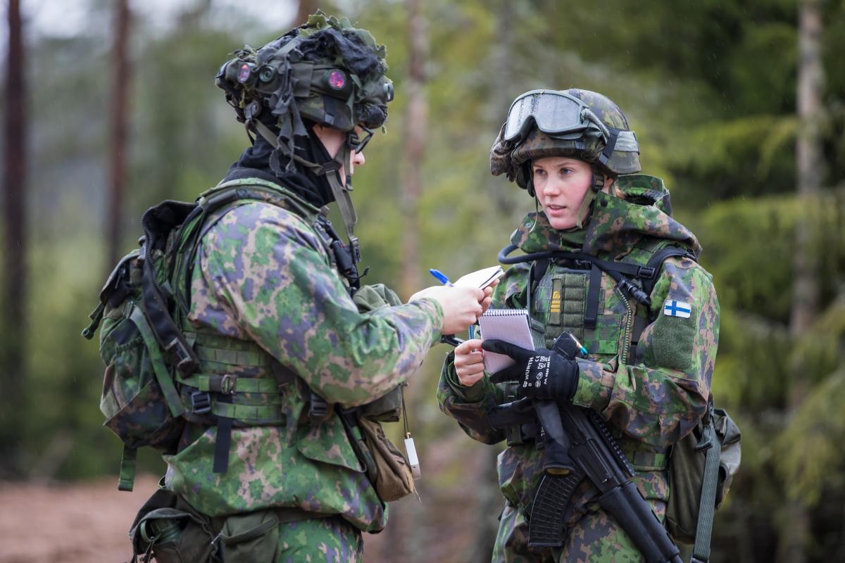 Peppiina Kajanne maastoharjoituksessa muiden pioneerikadettien kanssa.