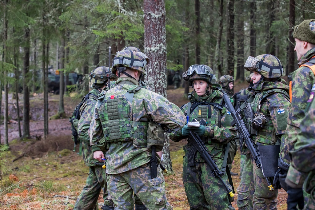 Peppiina Kajanne maastoharjoituksessa muiden pioneerikadettien kanssa.