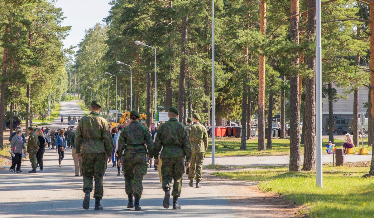 Siviileitä ja varusmiehiä kävelemässä varuskunnassa läheistenpäivänä vuonna 2019.