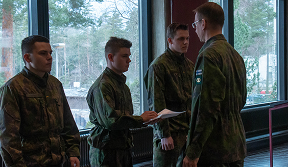 Porin prikaatin komentaja Säkylän sotilaskodissa palkitsemassa pronssisella levykkeellä kolmea varusmiestä.