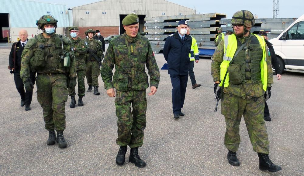Kuvassa keskellä Puolustusvoimain komentaja kenraali Kivinen ja hänen seurassaan paikallispuolustusharjoitus Rauma 21:ssä mukanaolevia viranomaisia ja sotilaita.