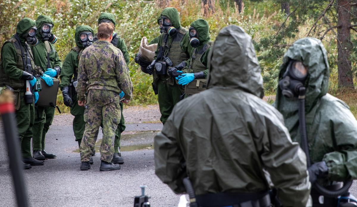 Suojeluosaston varusmiehiä harjoittelemassa suojelutoimintaa.