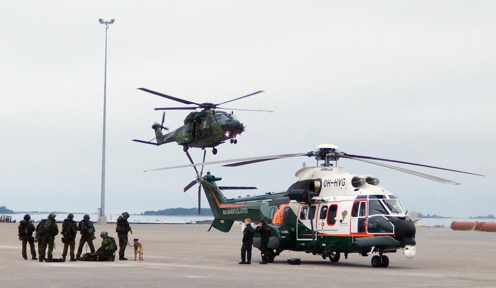 Kuvassa loukkaantuneen helikopterievakuointi. Paikalla Rajavartiolaitoksen ja Utin jääkärirykmentin helikopterit.