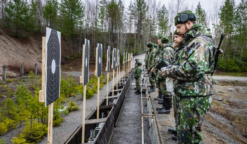 Reserviläiset ampumassa vapaaehtoisessa harjoituksessa 2020. Kuva: Puolustusvoimat/Pasi Lindroos
