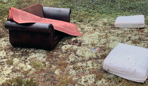 Porin prikaatin harjoitusalueeen maastoon Hämeenkankaalle hylätty sohva, matto ja kaksi tyynyä.