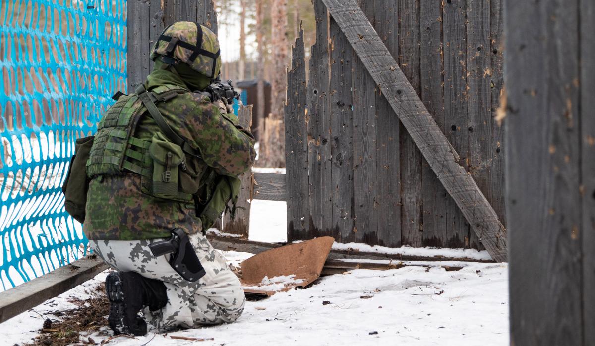 Kuvassa varusmies ampumassa polviasennosta Salo 21 -paikallispuolustusharjoituksen taisteluammunnoissa.