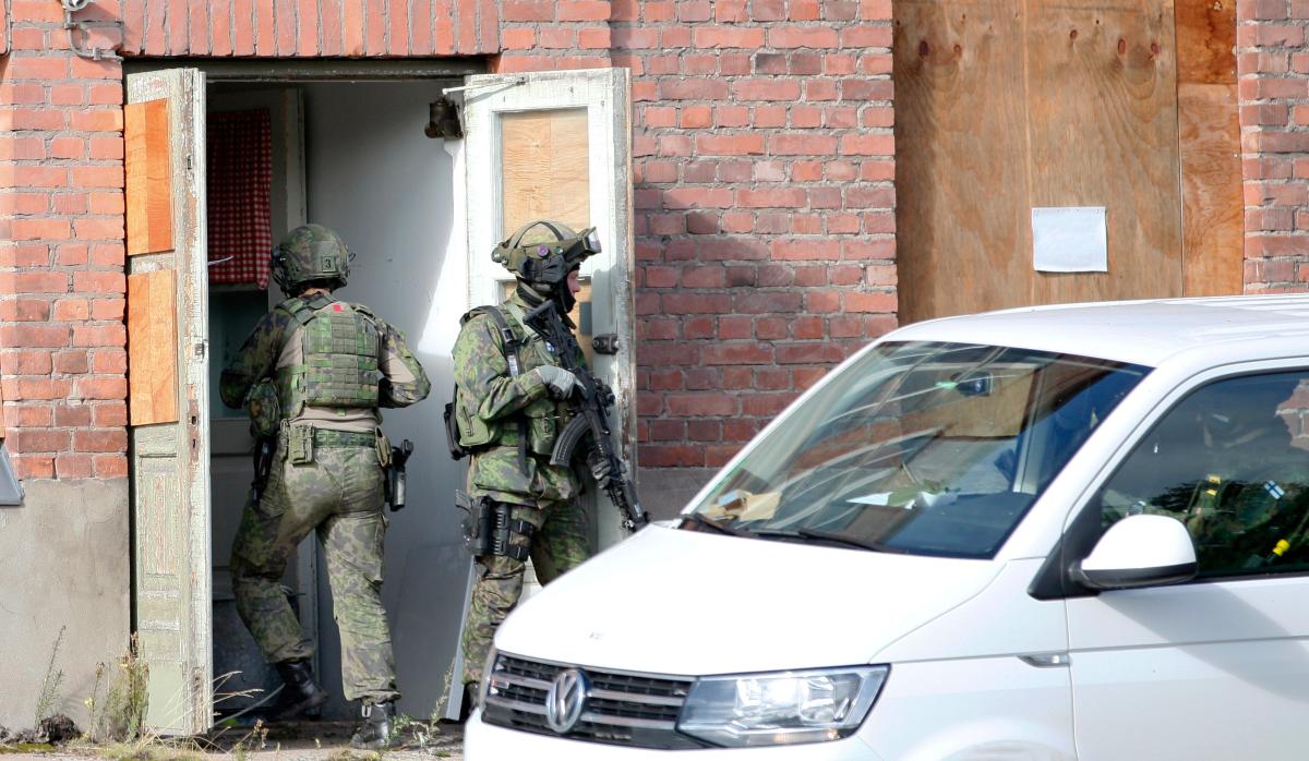 Sotilaspoliiseja paikallispuolustusharjoituksessa tarkastamassa rakennusta.