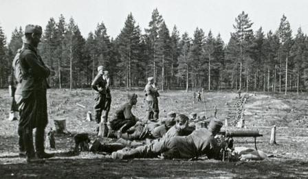 Konekivääriammunta käynnissä Niinisalon kertausharjoituskeskuksessa vuonna 1934.  Kuva: Museovirasto