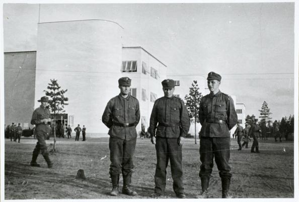 Reserviläisiä Niinisalon kertausharjoituskeskuksen päärakennuksen edessä vuonna 1934. Kuva: Museovirasto