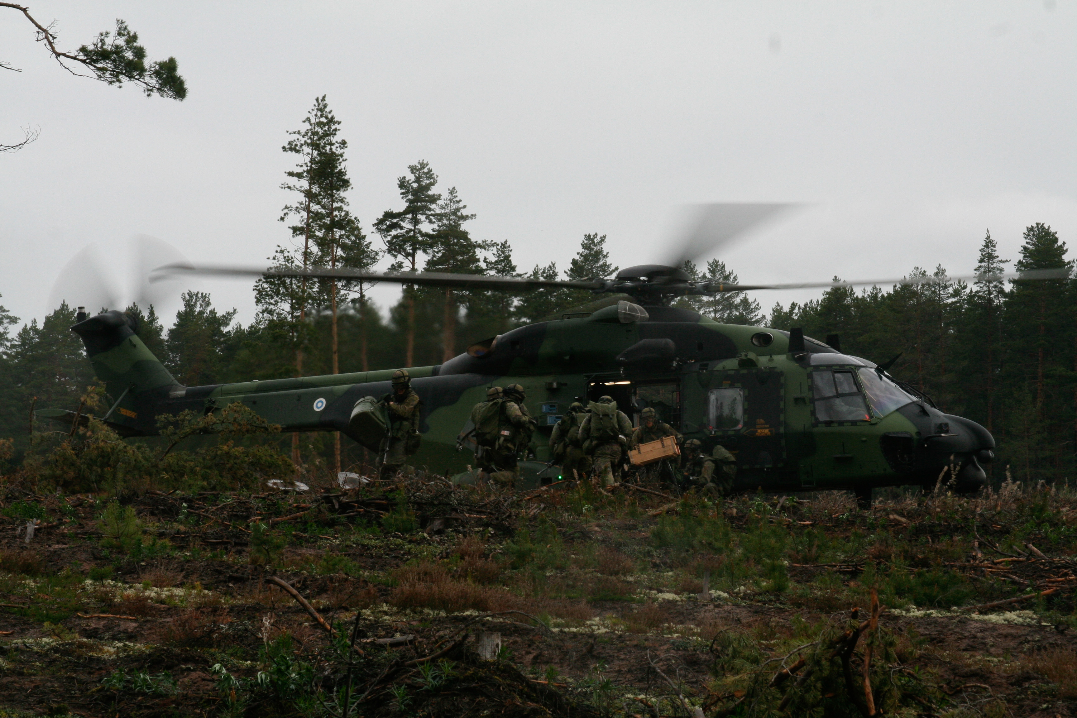 Sotilaat kantavat tavaraa helikopterista