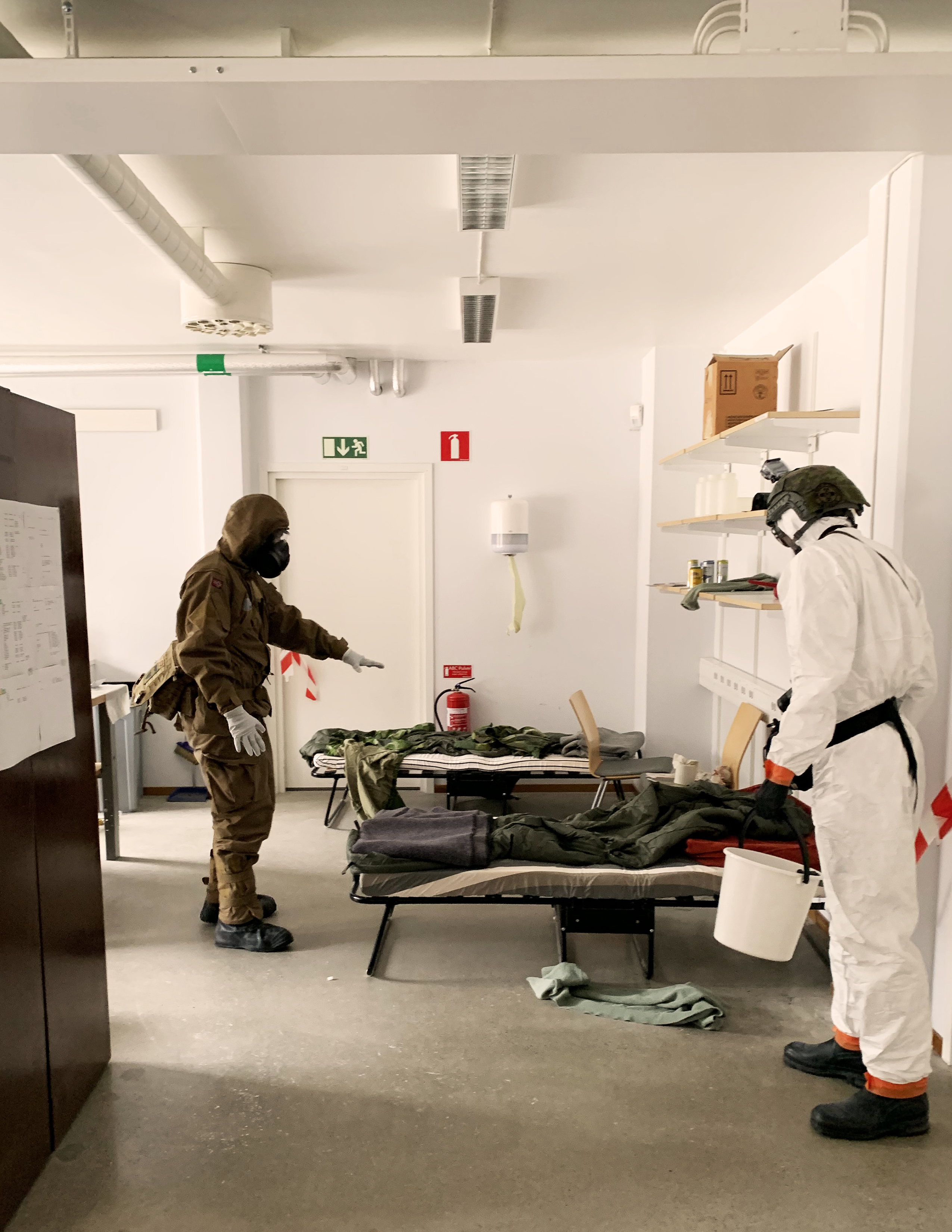 Suomen CBRN tiedustelupartion johtaja antaa tiedusteluperusteita ruotsalaiselle ja norjalaiselle CBRN tiedustelupartiolle.