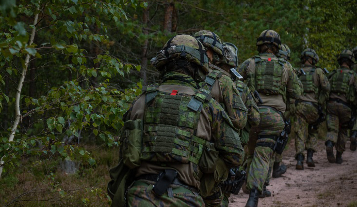Sotilaat juoksemassa metsässä harjoituksessa.
