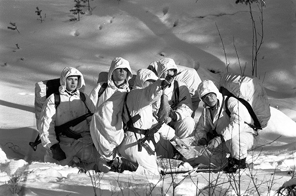 Historiallinen kuva sotilaista lumisessa maisemassa.