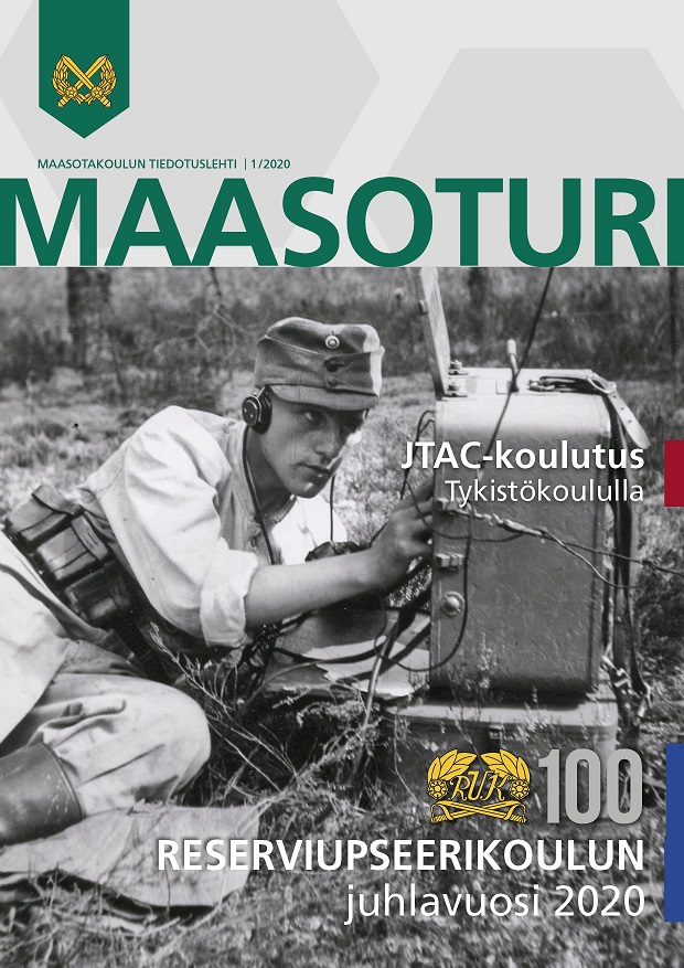 Kansikuvassa mustavalkoinen historiallinen kuva sotilaasta maastossa radiolähettimen kanssa.