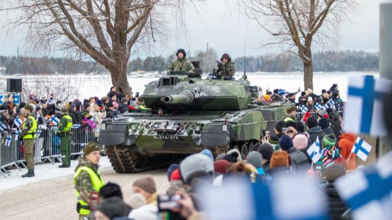 Panssarivaunu Lappeenrannan Itsenäisyyspäivän paraatissa 6.12.2024