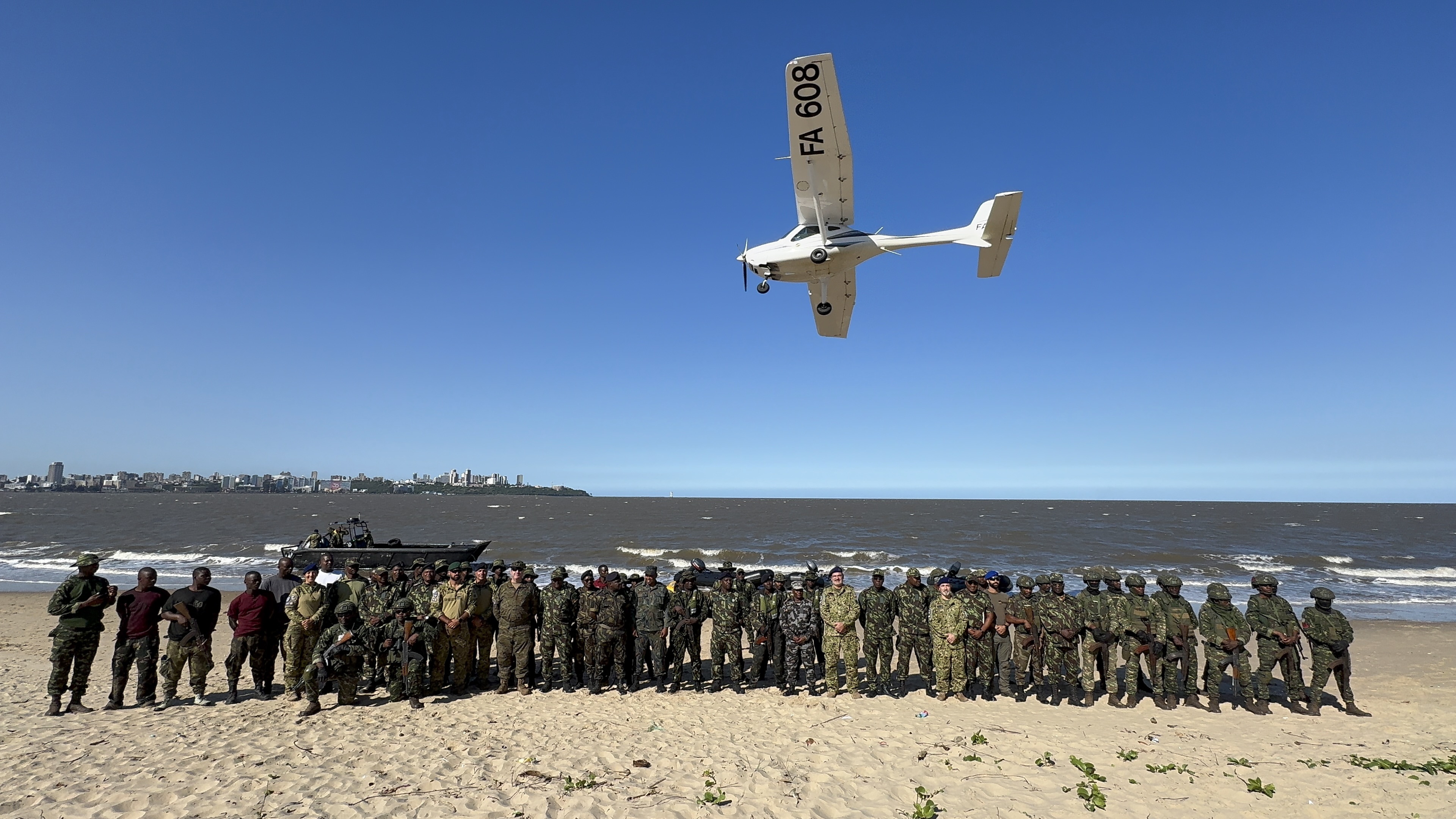 Henkilöitä rannalla EUMAM Mosambik -operaatiossa.