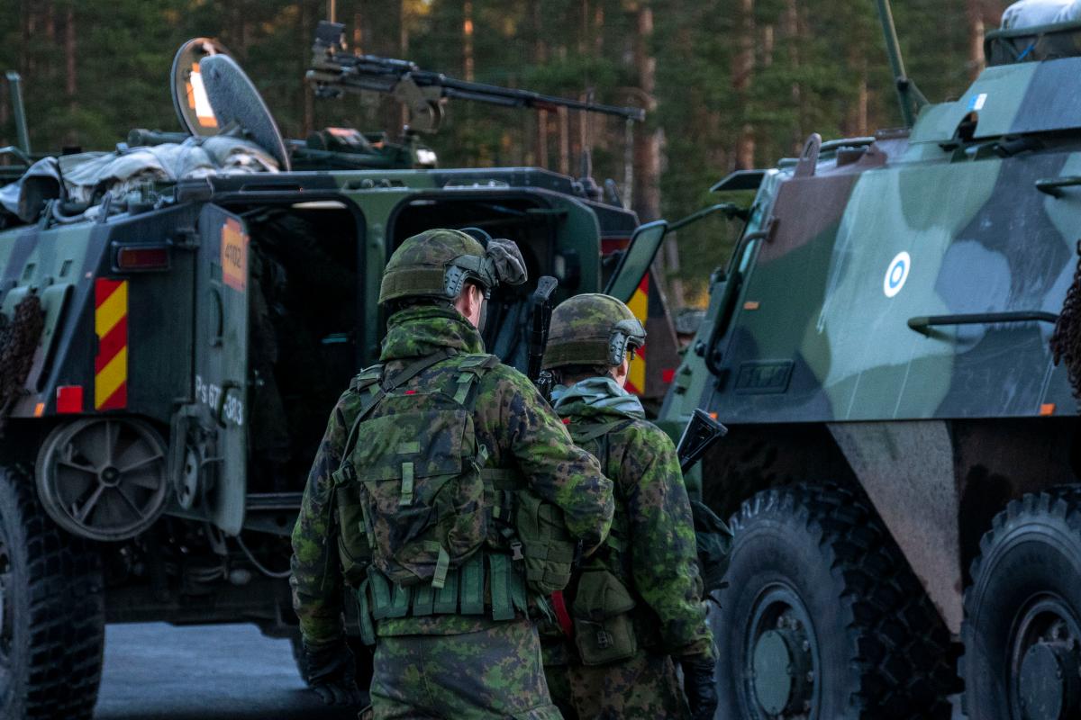 Varusmiehiä nousemassa maastoajoneuvoon.