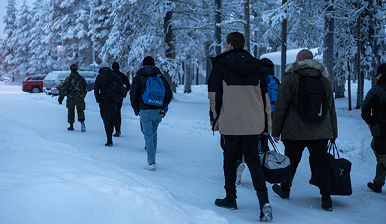 Alokkaita matkalla hakemaan varusteita alokaspäivänä.