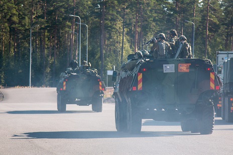 Puolustusvoimien ajoneuvoja ajaa maantiellä