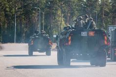 Puolustusvoimien marssiosastoja liikenteessä