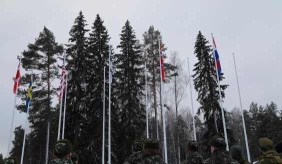 Lipputangoissa Tanskan, Yhdysvaltojen, Suomen, Norjan, Alankomaiden ja Ruotsin liput.