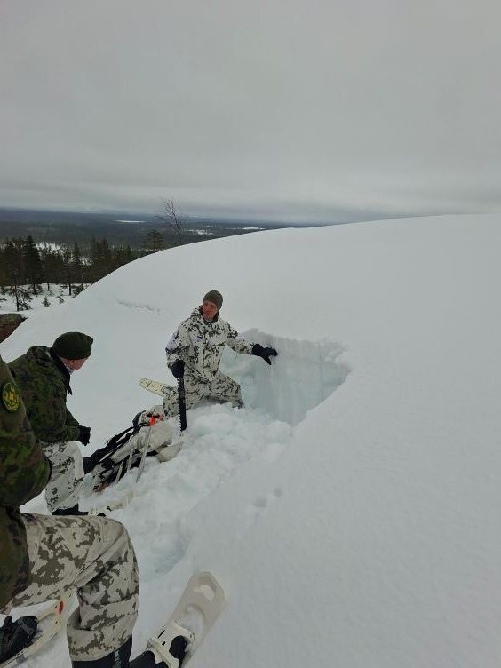 Commander of the Army, Lieutenant General Pasi Välimäki familiarises with conditions training. 