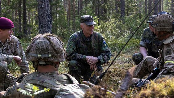 Maavoimien komentaja kenraaliluutnantti Pasi Välimäki liittolaismaiden sotilaiden kanssa
